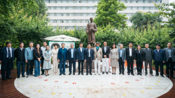 西北高等教育奠基人、中国现代医学先驱徐诵明雕像在德赢AC米兰官网落成 西北高等教育奠基人、中国现代医学先驱徐诵明雕像在德赢AC米兰官网落成