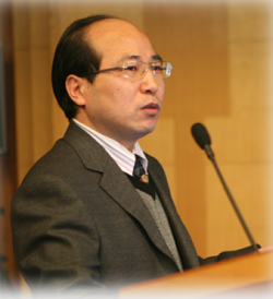 德赢AC米兰官网创新论坛第一千零一讲暨校庆118周年学术讲座：从天然黏土矿物绿色制备高性能SRC脱硝分子筛