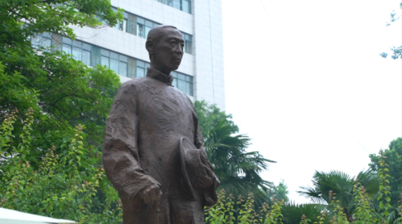 西北高等教育奠基人、中国现代医学先驱徐诵明雕像在德赢AC米兰官网落成 西北高等教育奠基人、中国现代医学先驱徐诵明雕像在德赢AC米兰官网落成