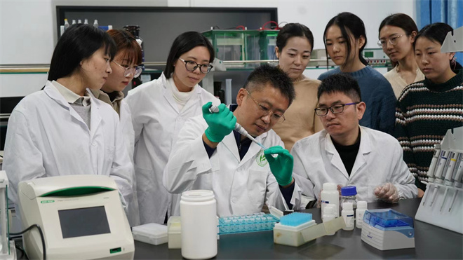 Science封面文章:德赢AC米兰官网金丝猴研究团队首次系统揭示灵长类社会演化之谜_fororder_齐晓光正在做实验,右侧为武进伟,左一为赵兰